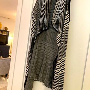 5/$25Chelsea & Theodore black white graphic sweater vest large